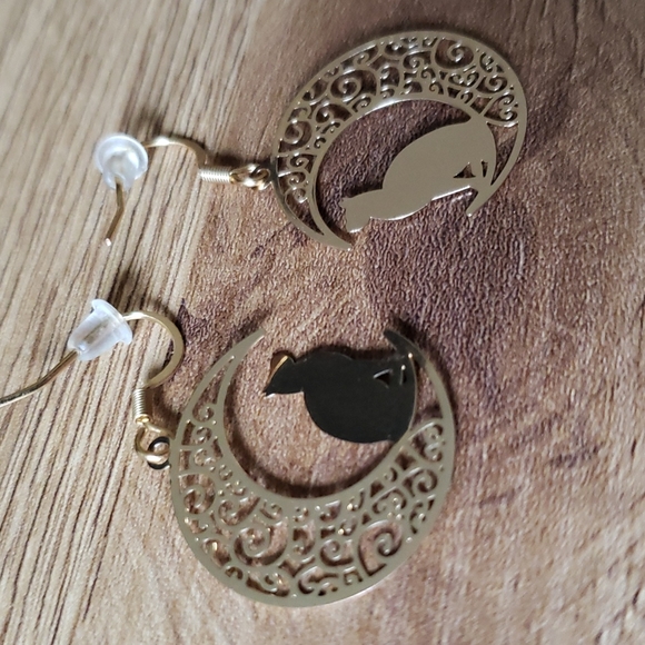 😻Pre-loved gold plated Sailor Moon Cat earrings - Picture 2 of 3